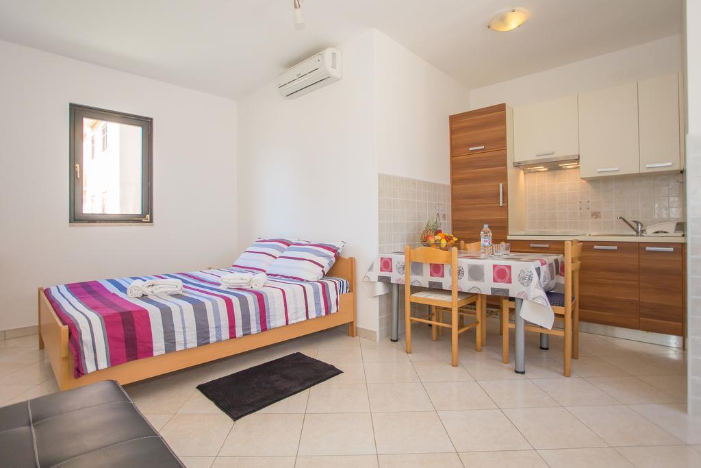 Hotel Punta B Porec Esterno foto